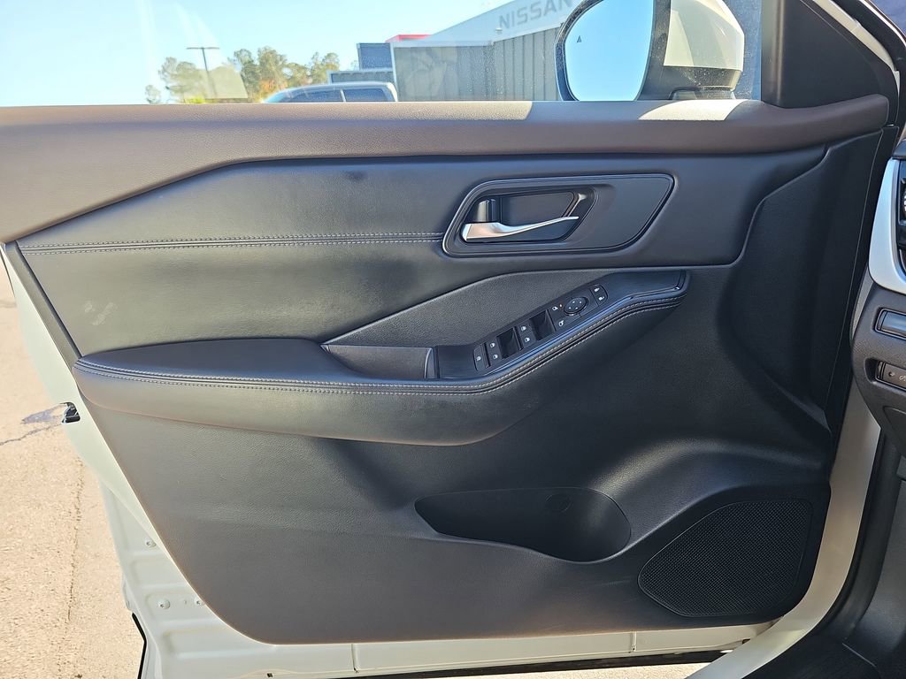 Used 2022 Nissan Rogue SV w/ SV Premium Package image 31