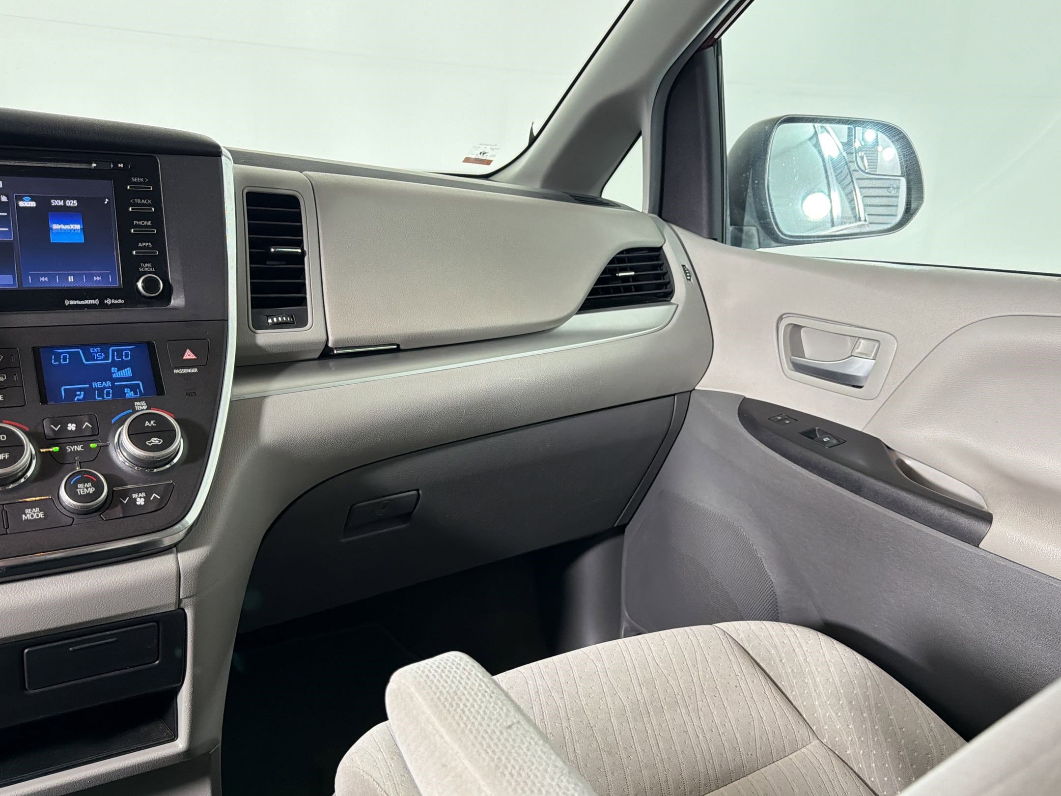 Used 2018 Toyota Sienna LE image 25