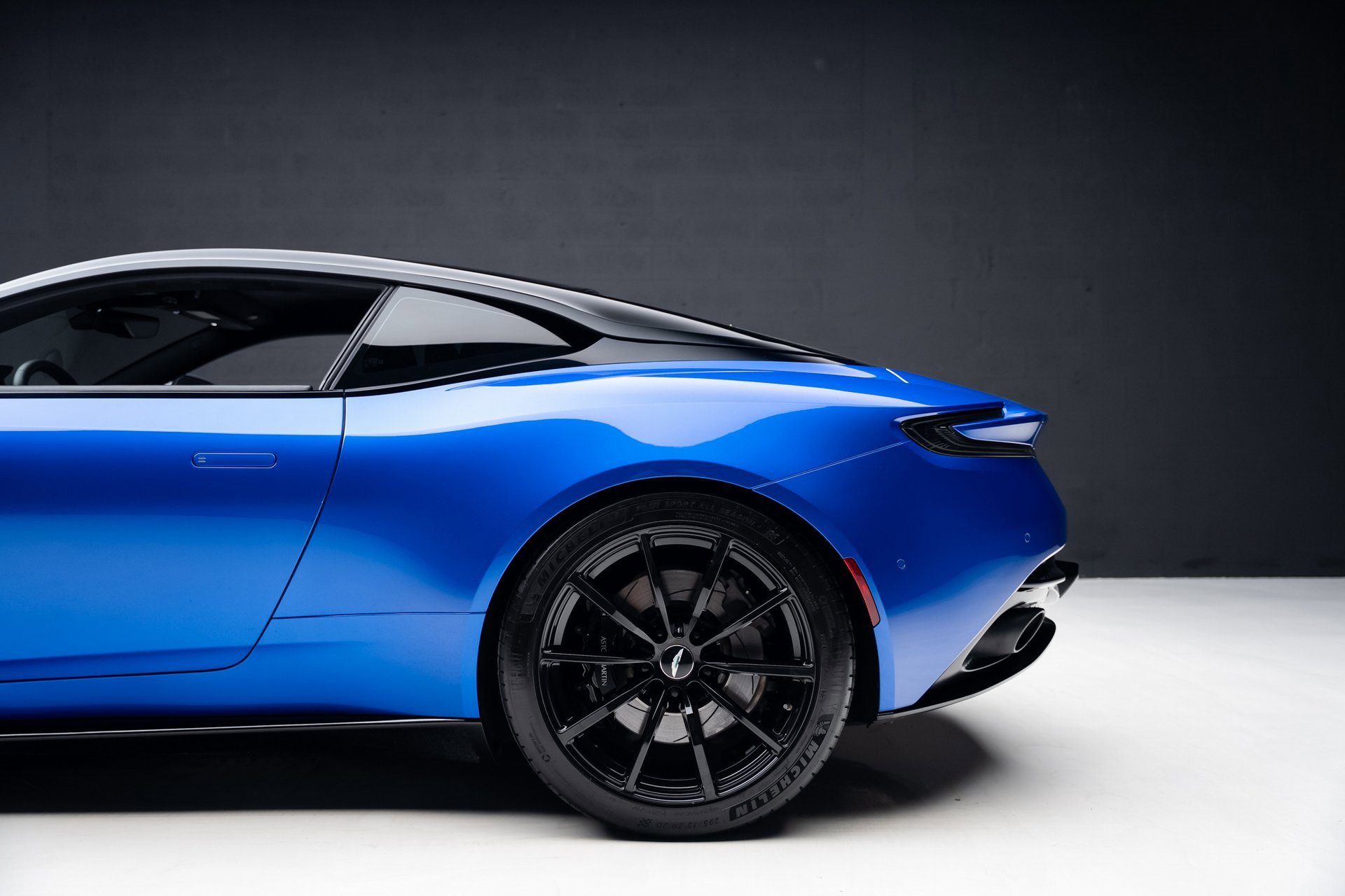 Used 2020 Aston Martin DB11 AMR image 23