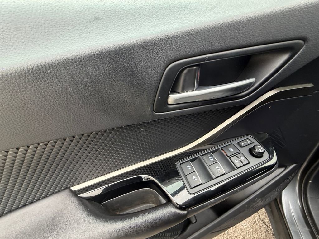 Used 2019 Toyota C-HR XLE image 11