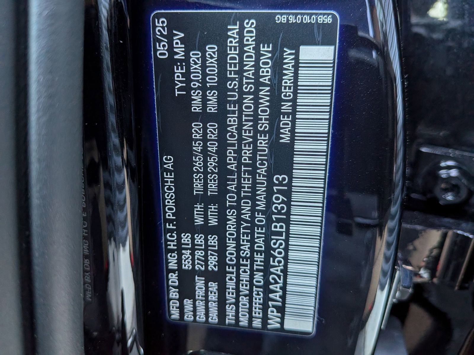 Certified 2025 Porsche Macan image 30