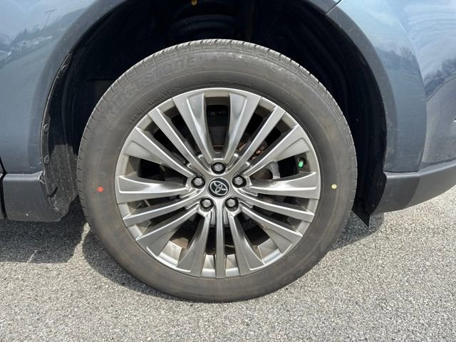 Used 2022 Toyota Venza XLE image 9