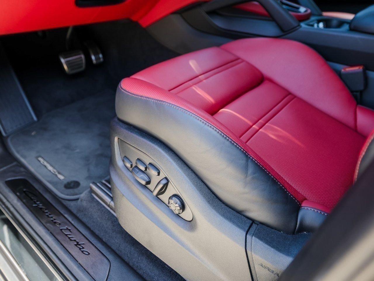 Certified 2025 Porsche Cayenne Turbo image 14