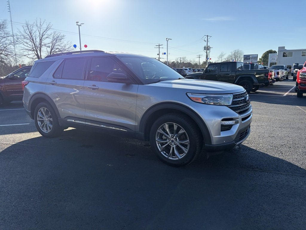 Used 2022 Ford Explorer XLT w/ Equipment Group 202A image 3