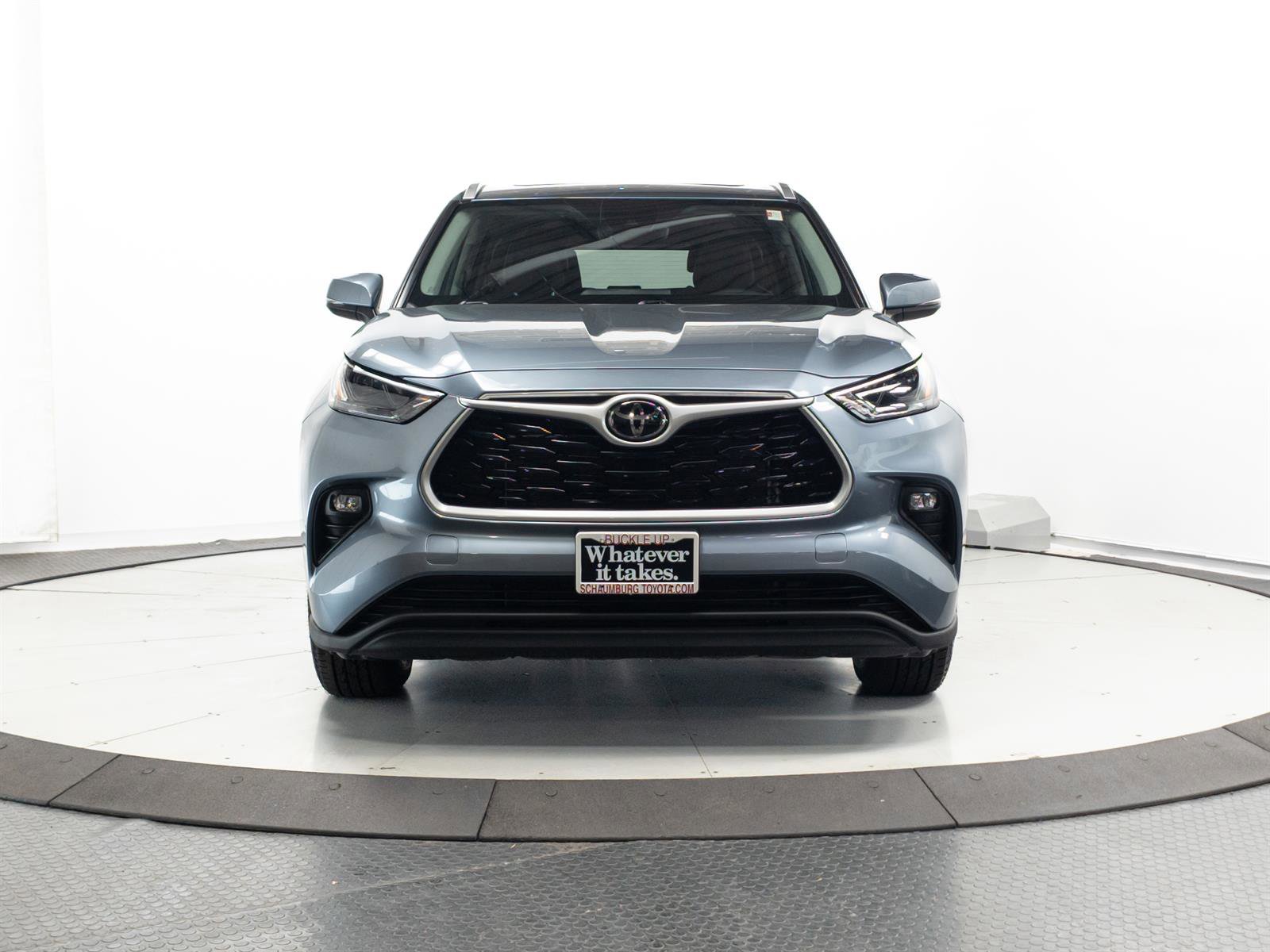 Used 2022 Toyota Highlander XLE AWD/4WD image 2