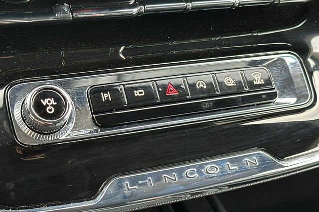 Used 2025 Lincoln Corsair FWD w/ Rear Removable Package Tray image 19