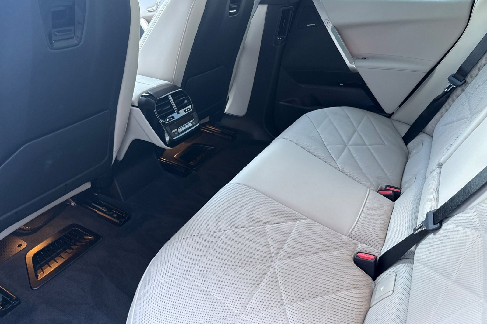 Used 2025 BMW iX xDrive50 w/ Premium Package image 15