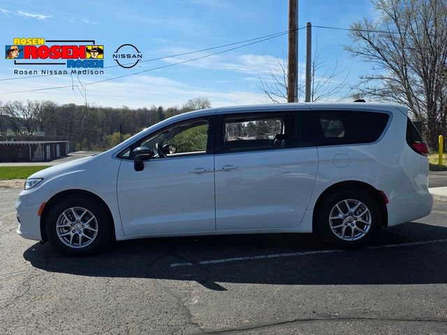 Used 2024 Chrysler Pacifica Touring-L FWD image 5