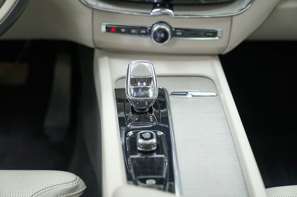 Certified 2023 Volvo XC60 B6 Ultimate w/ Protection Package Premier AWD/4WD image 30