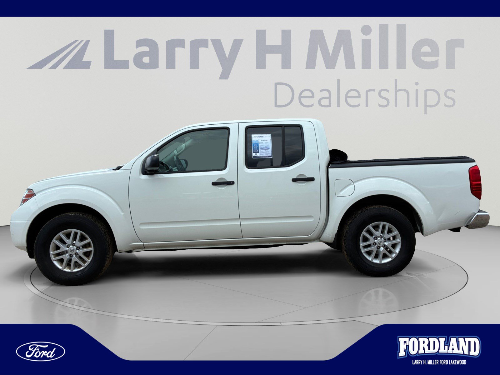 Used 2018 Nissan Frontier SV RWD image 2