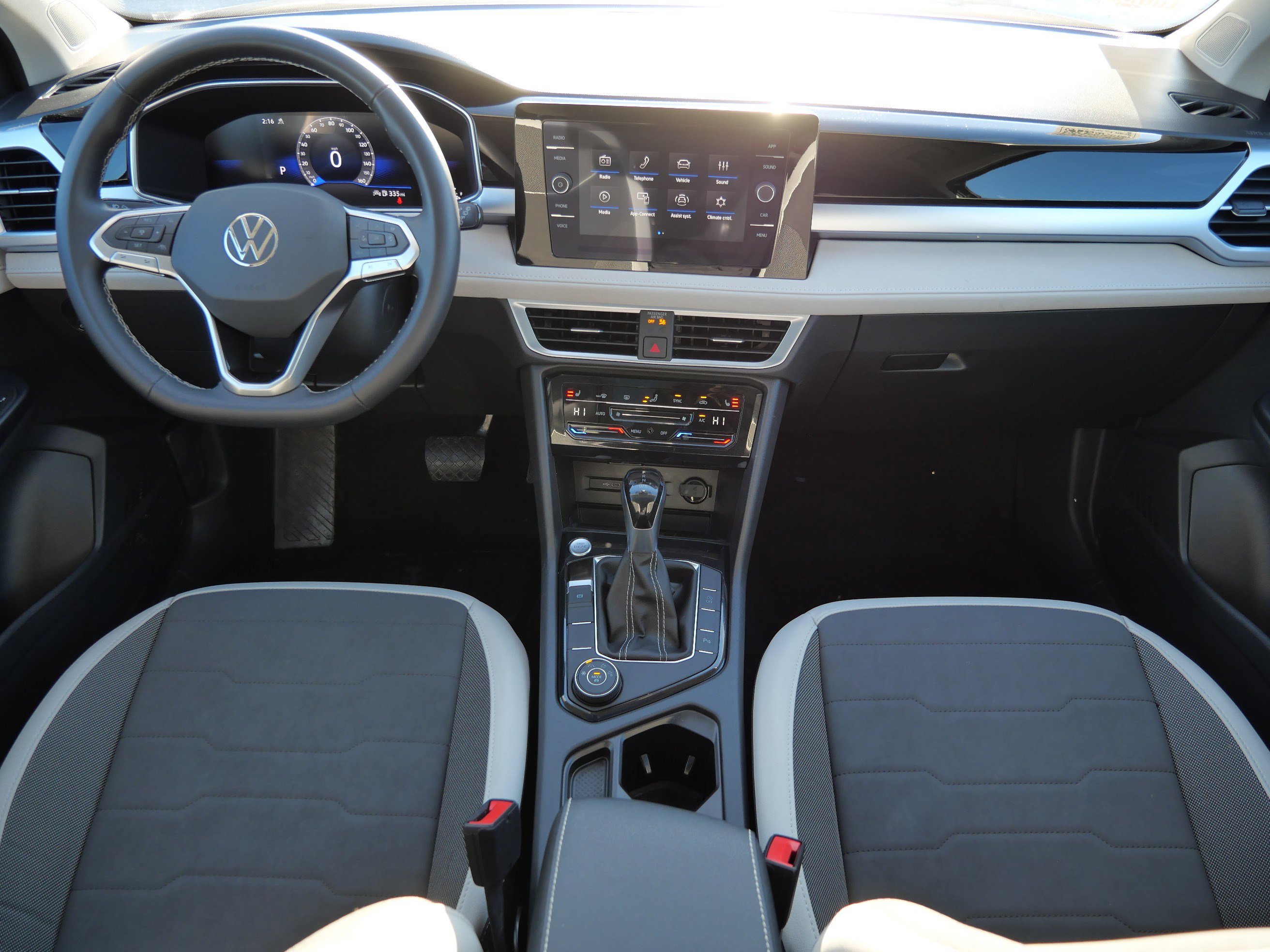 Certified 2025 Volkswagen Taos SE image 10