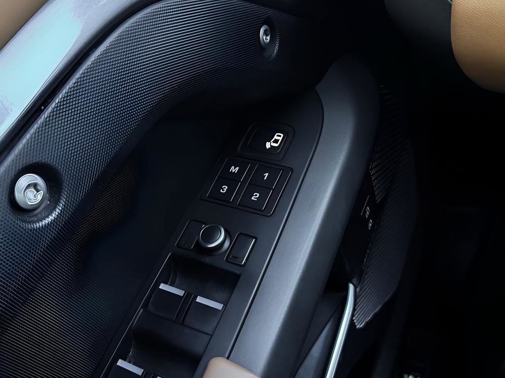 Used 2020 Land Rover Defender 110 X image 18