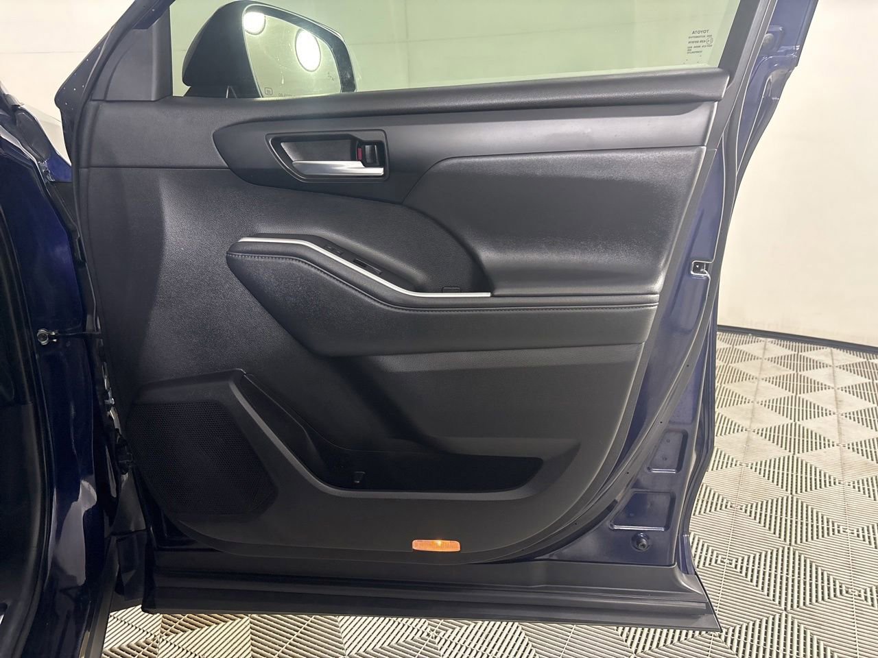 Used 2021 Toyota Highlander XLE FWD image 32