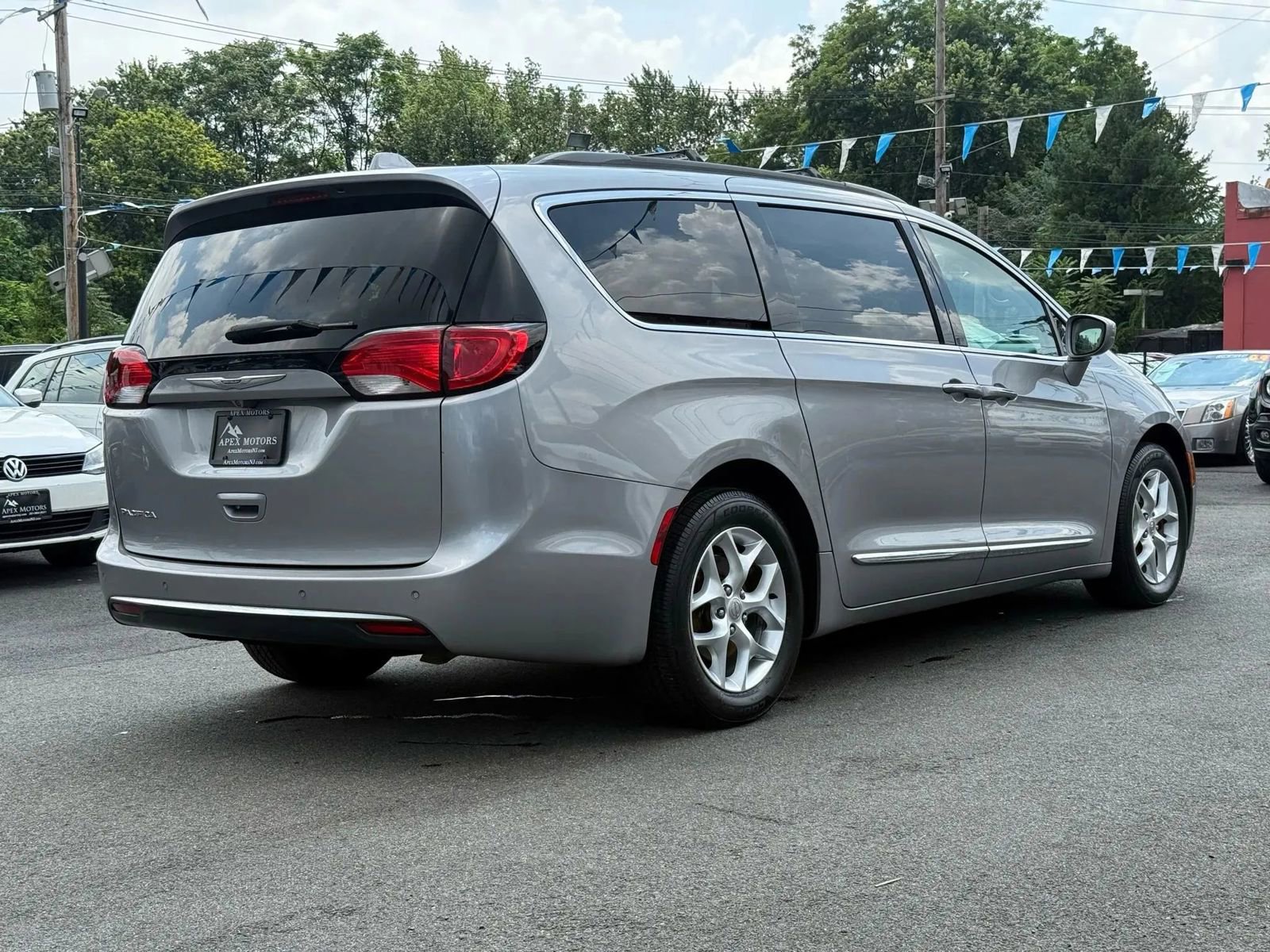 Used 2017 Chrysler Pacifica Touring-L w/ Tire & Wheel Group image 13