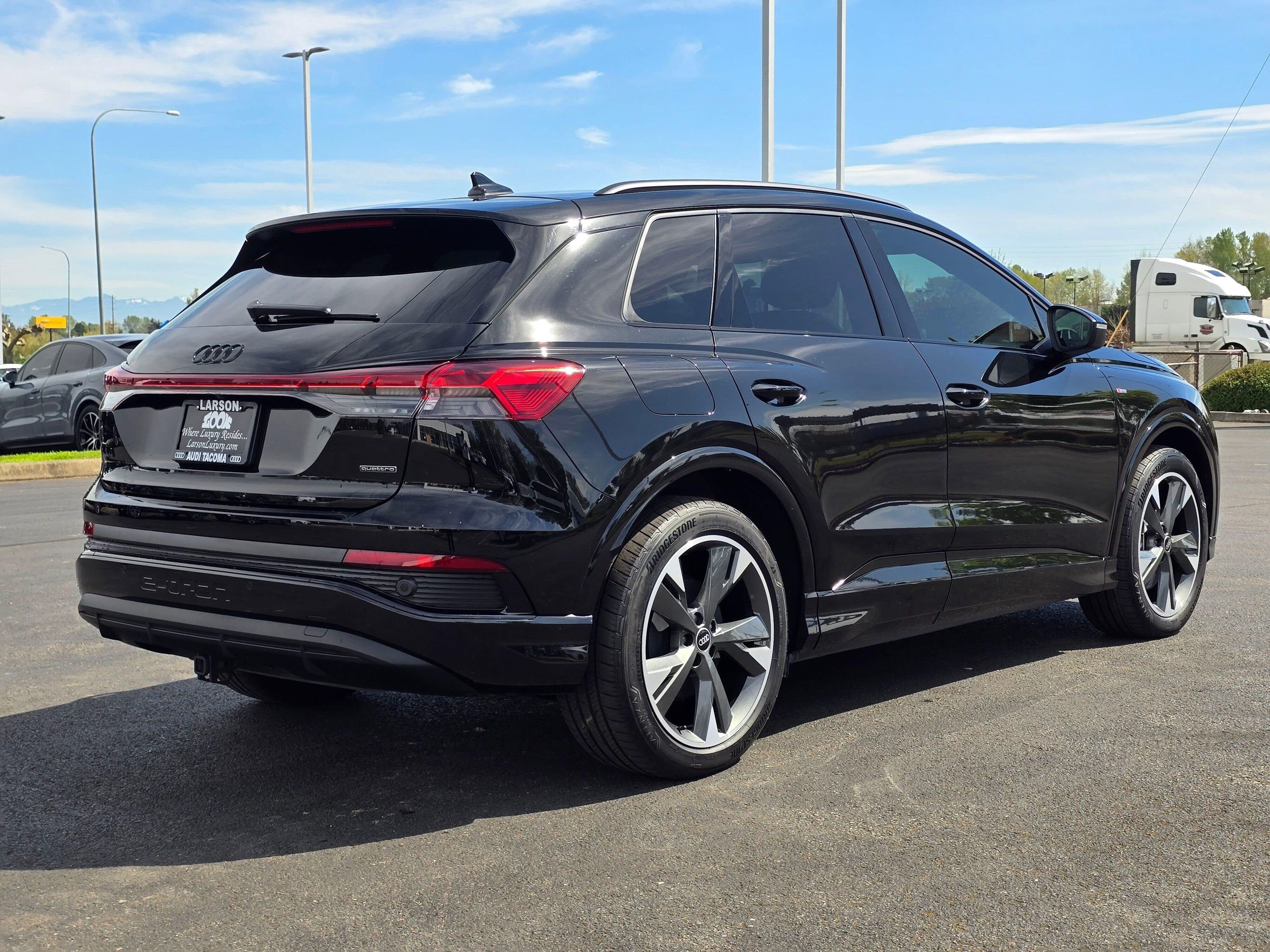 Used 2025 Audi Q4 e-tron Premium w/ Convenience Package AWD/4WD image 5