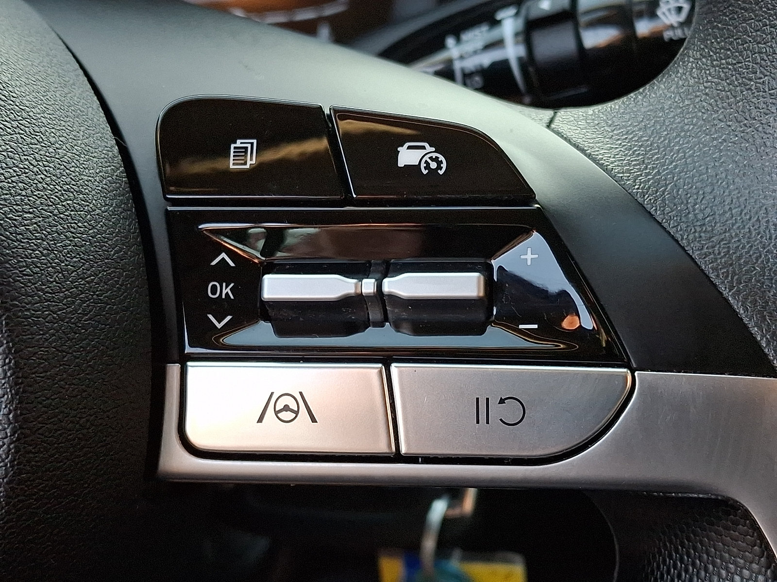 Certified 2024 Hyundai Elantra SE FWD image 25
