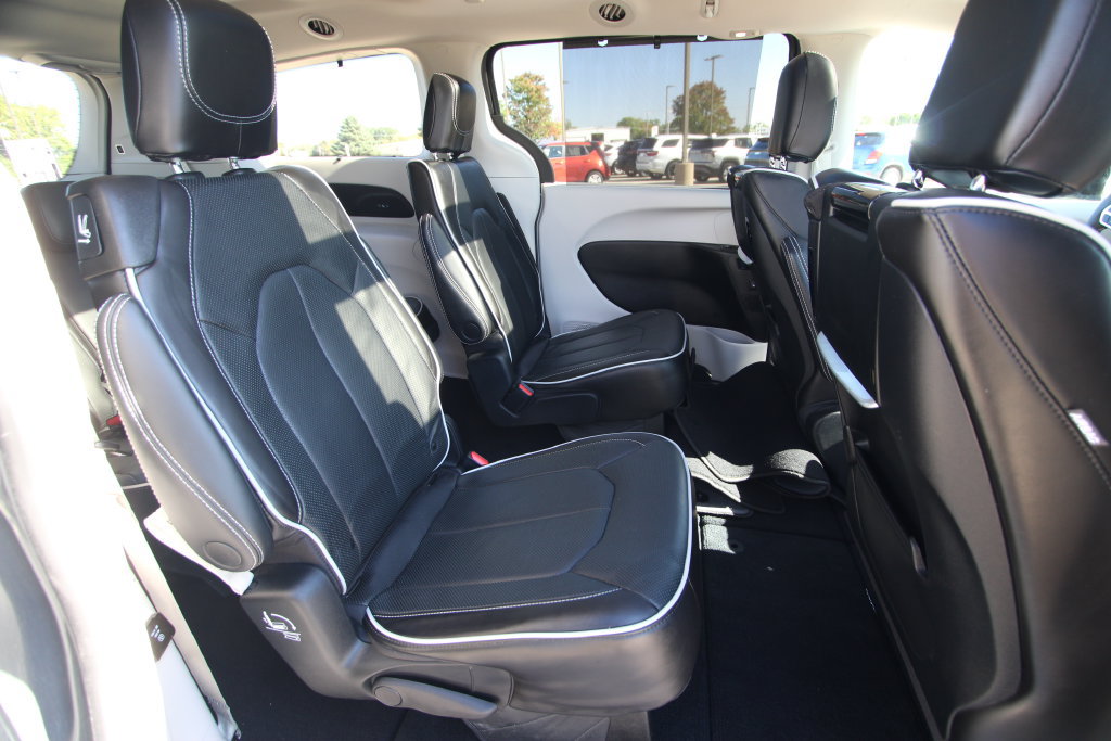 Used 2023 Chrysler Pacifica Limited w/ Uconnect Theater Family Group AWD/4WD image 9