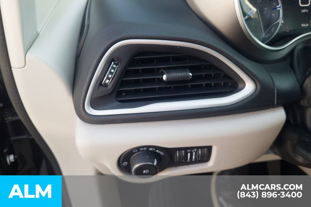 Used 2024 Chrysler Pacifica Touring-L FWD image 16