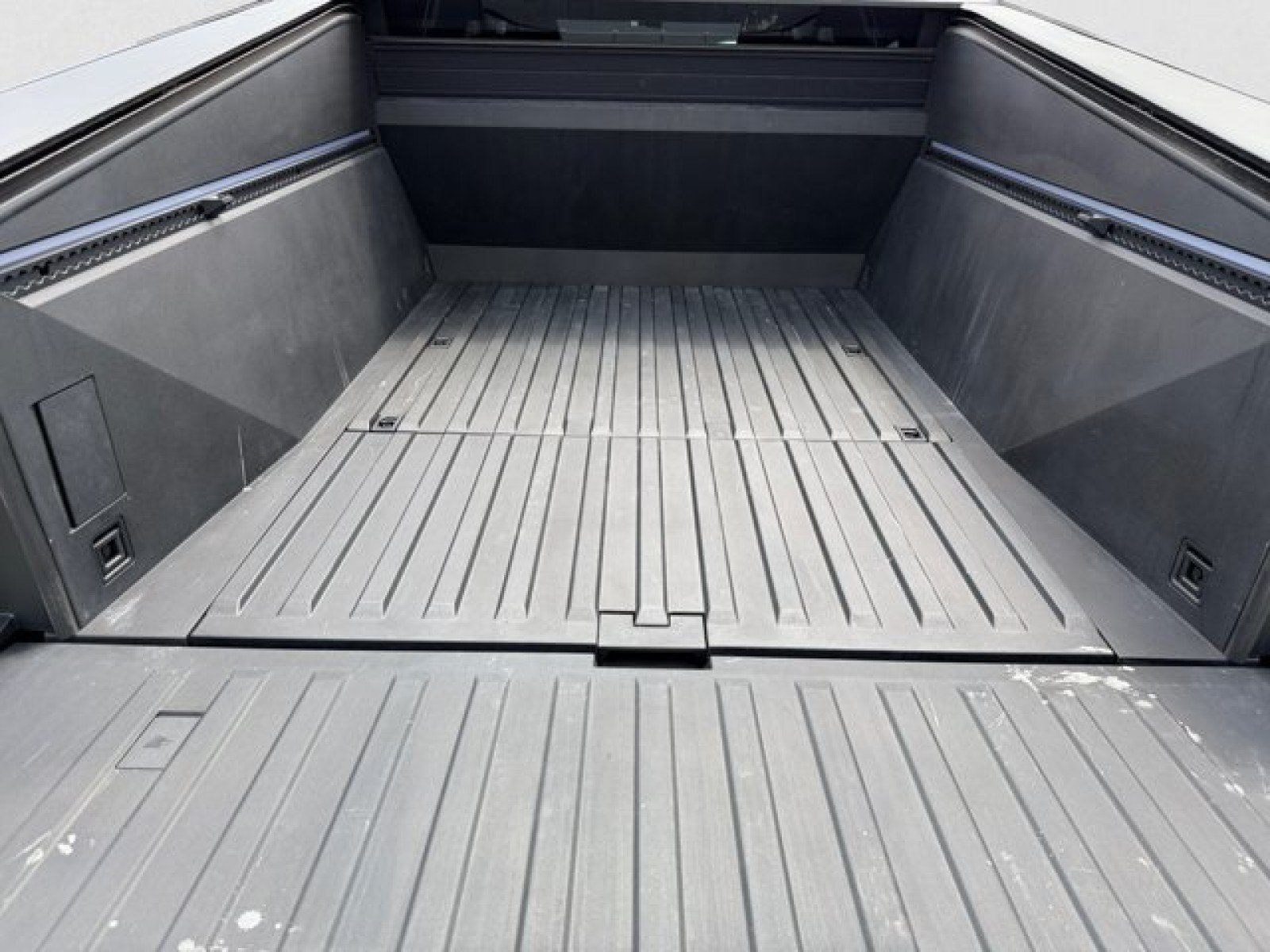 Used 2024 Tesla Cybertruck AWD Crew Cab image 18