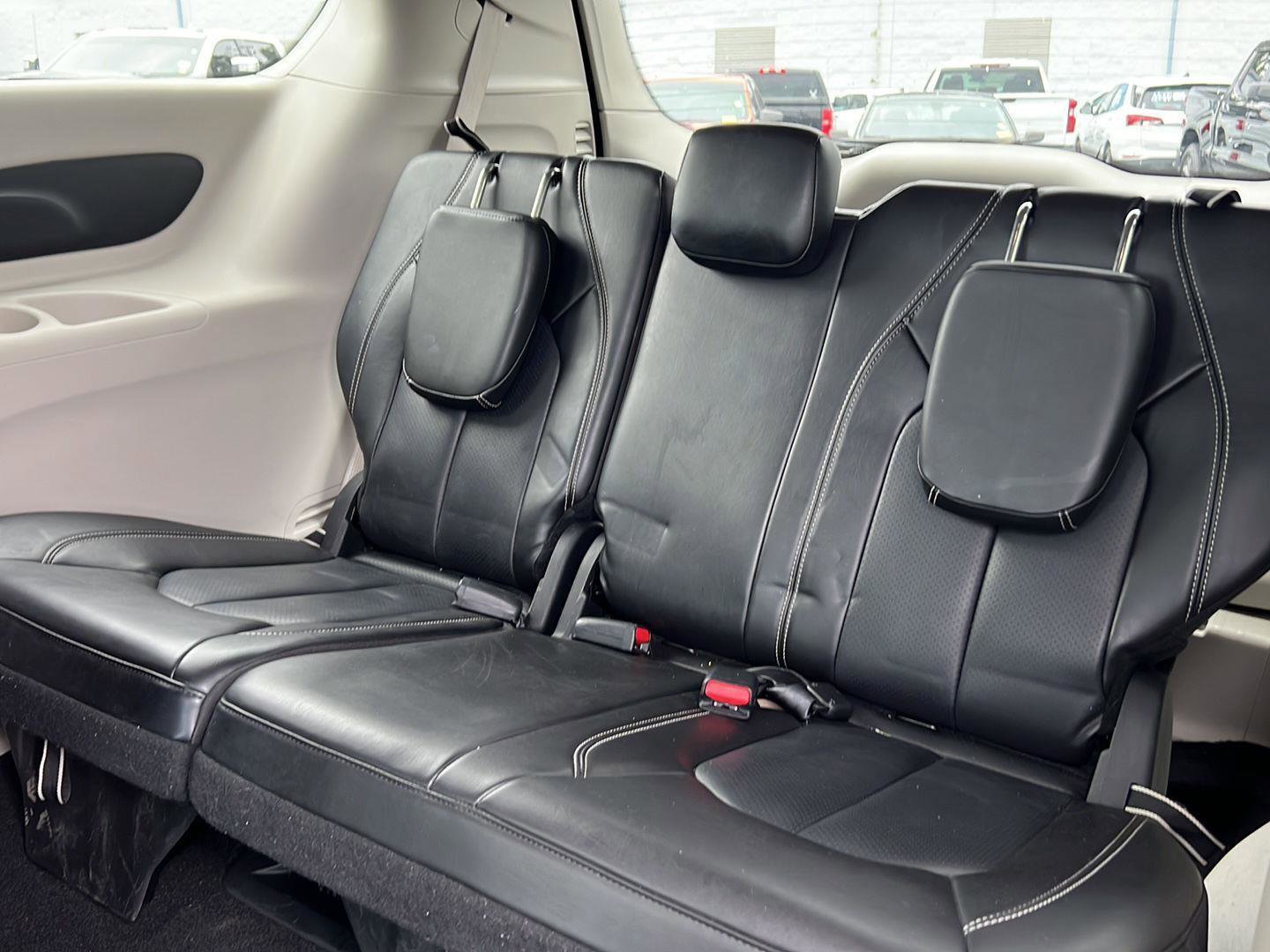 Used 2023 Chrysler Pacifica Touring-L FWD image 12