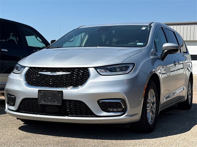 Used 2023 Chrysler Pacifica Touring-L image 3