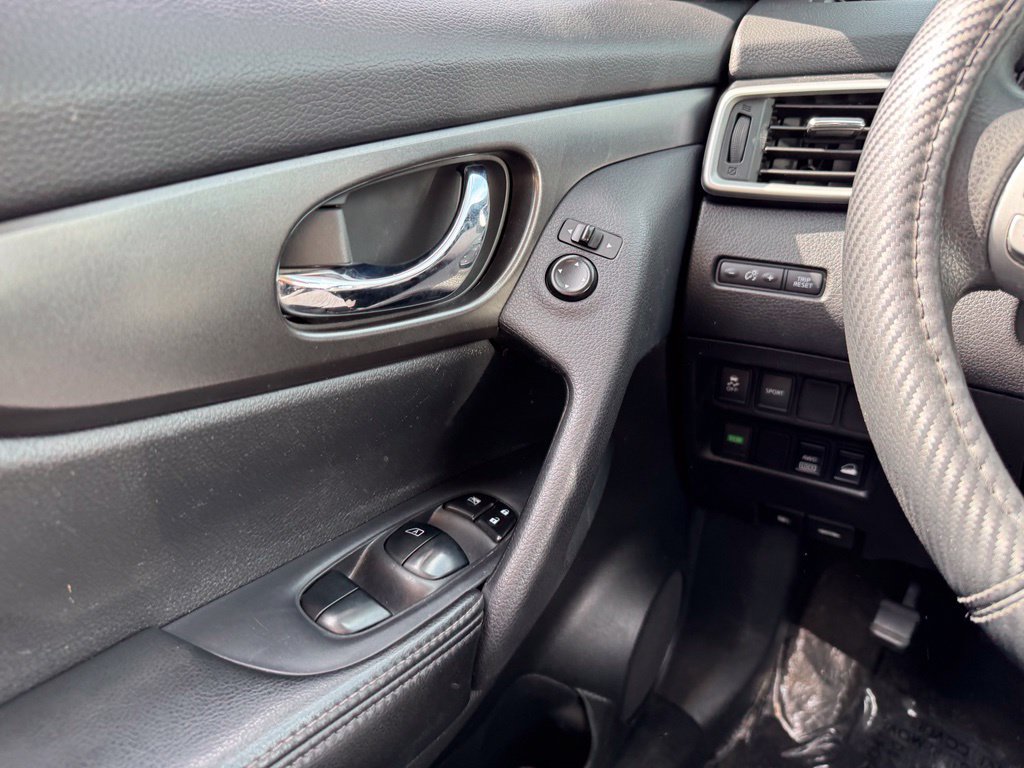 Used 2015 Nissan Rogue S AWD/4WD image 31