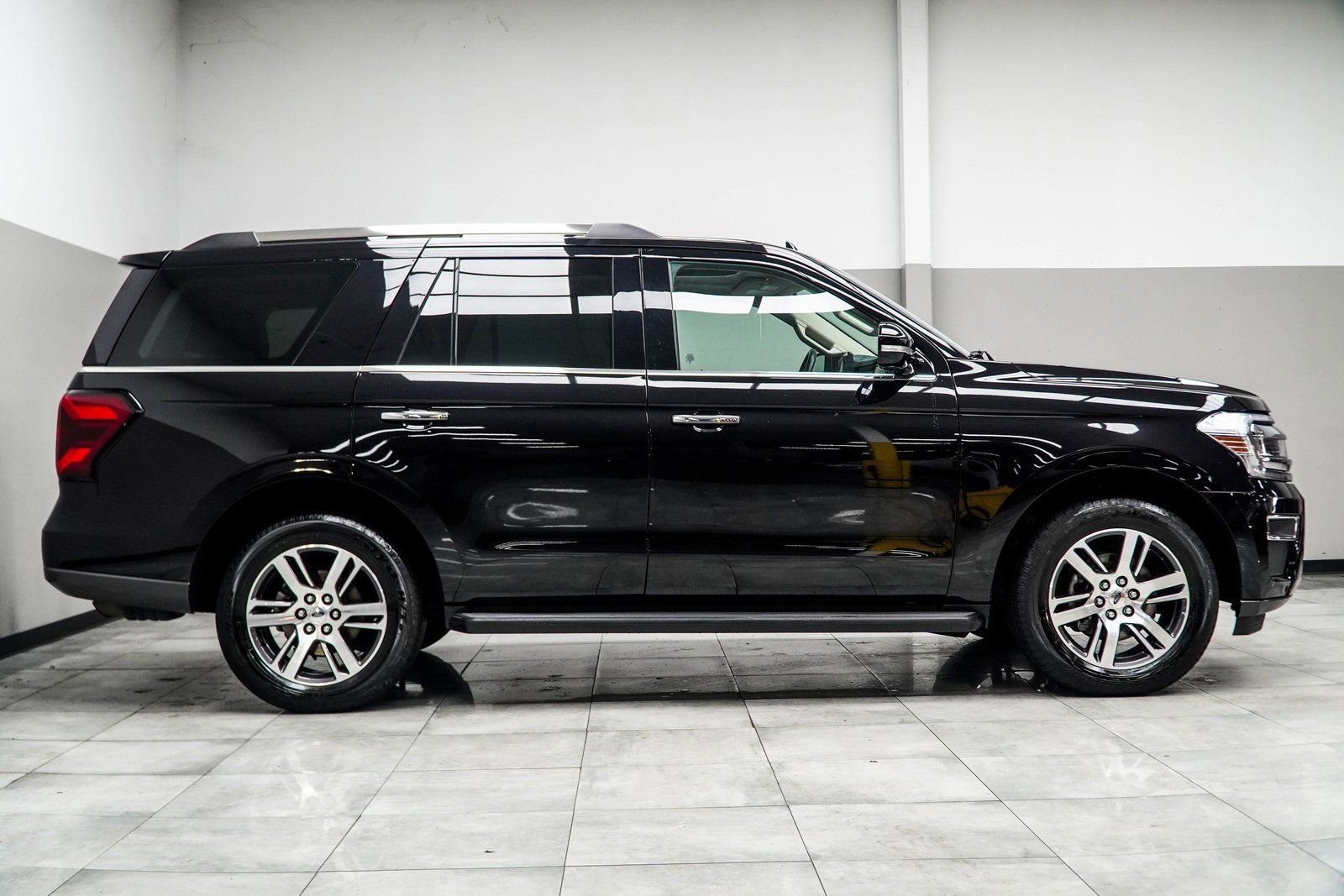 Used 2024 Ford Expedition Limited AWD/4WD image 6