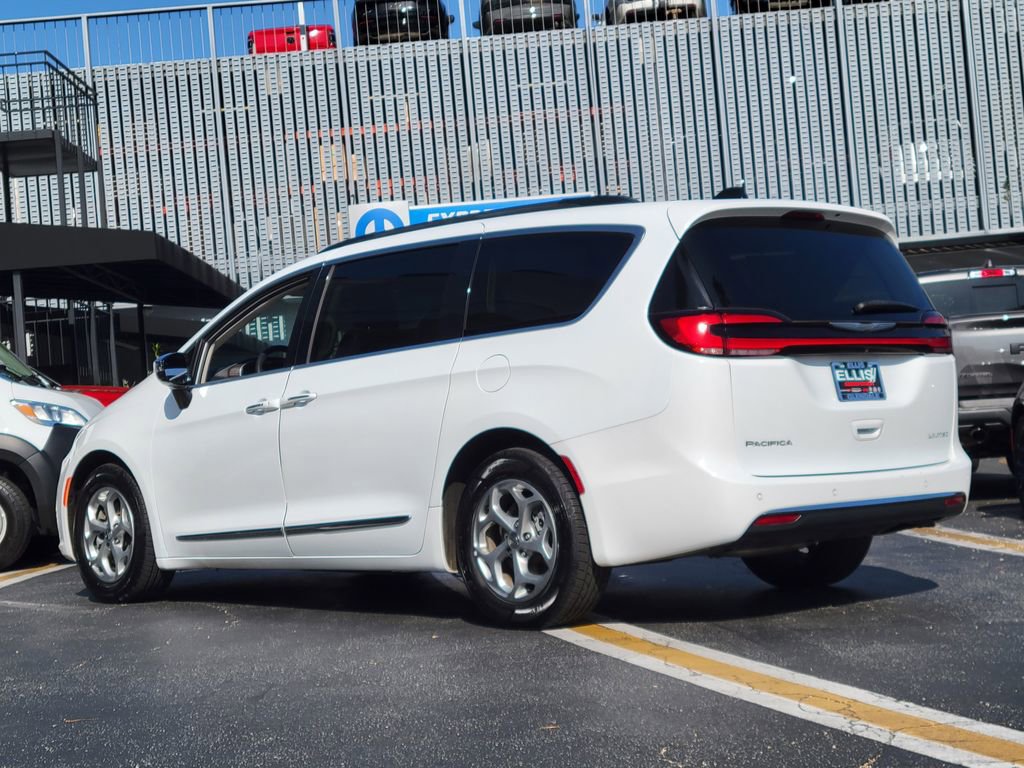 Used 2023 Chrysler Pacifica Limited FWD image 2