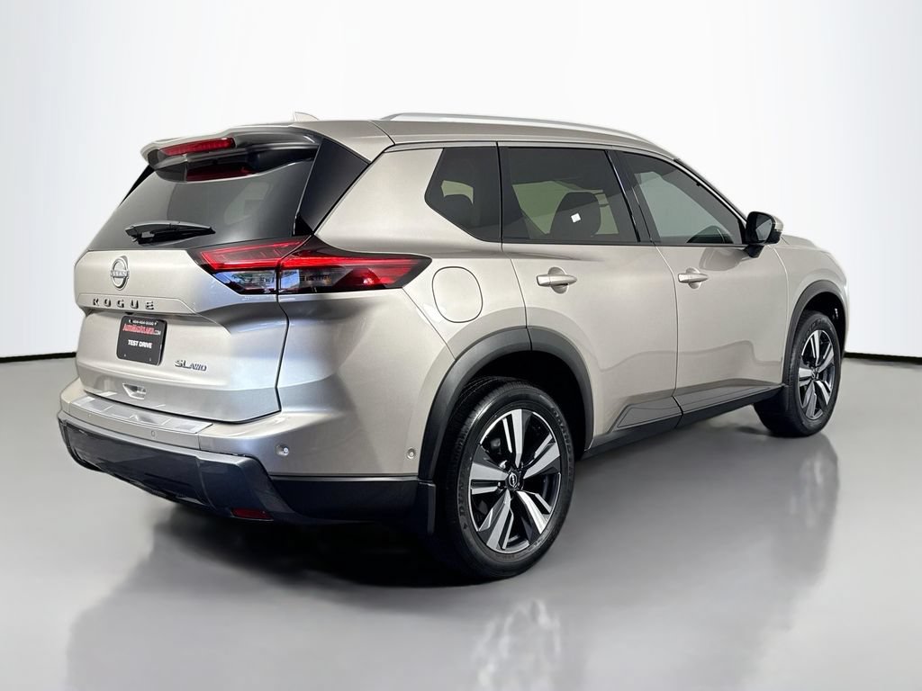Used 2025 Nissan Rogue SL AWD/4WD image 5