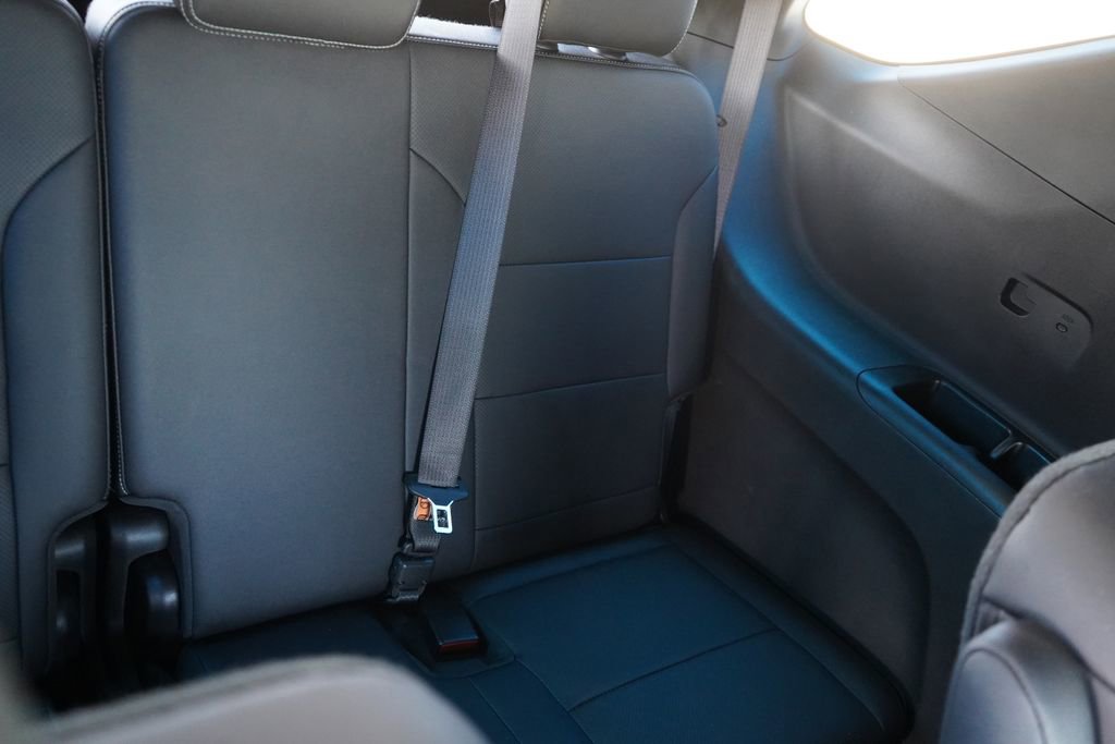 Used 2025 Chevrolet Traverse LT FWD image 24