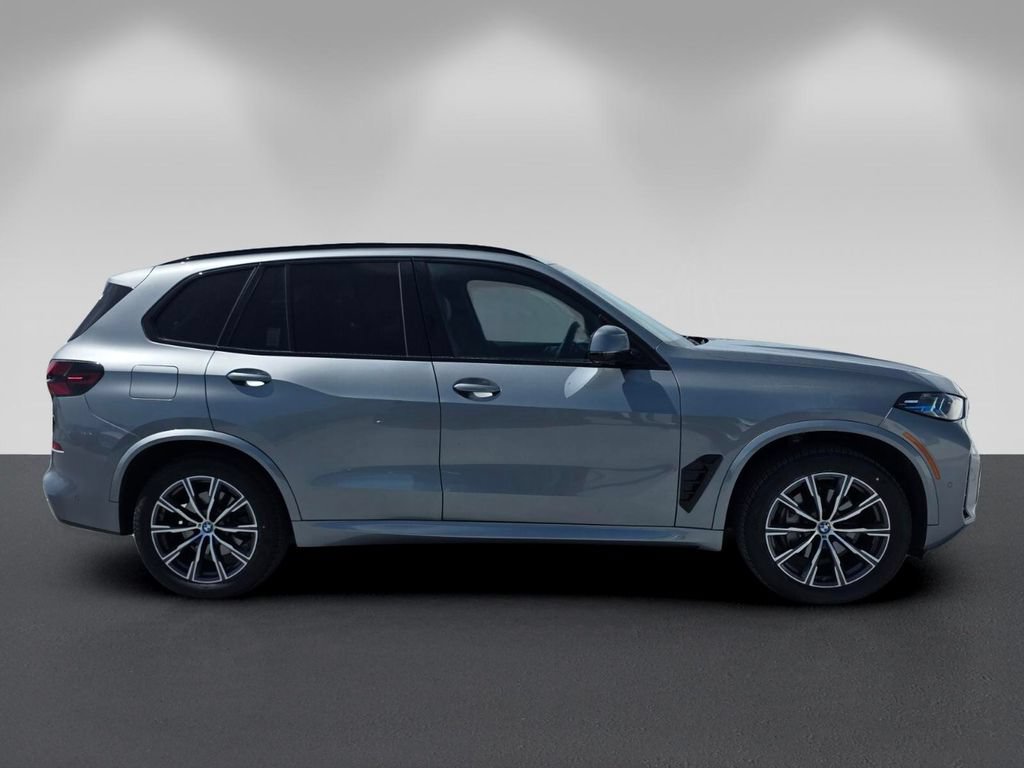 Used 2025 BMW X5 sDrive40i w/ M Sport Package RWD image 3
