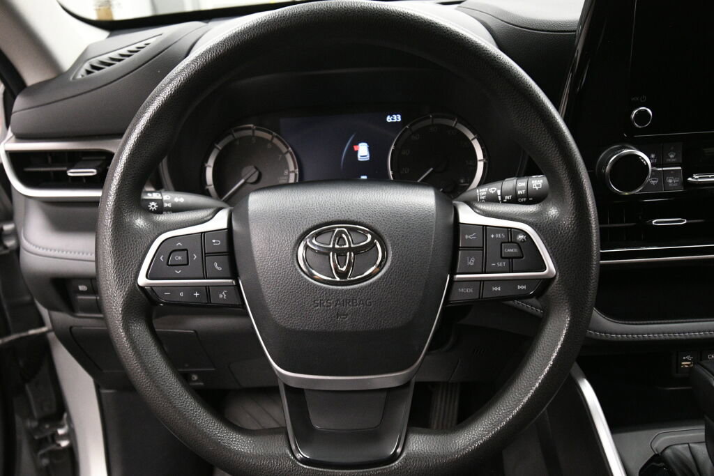 Used 2023 Toyota Highlander L FWD image 12