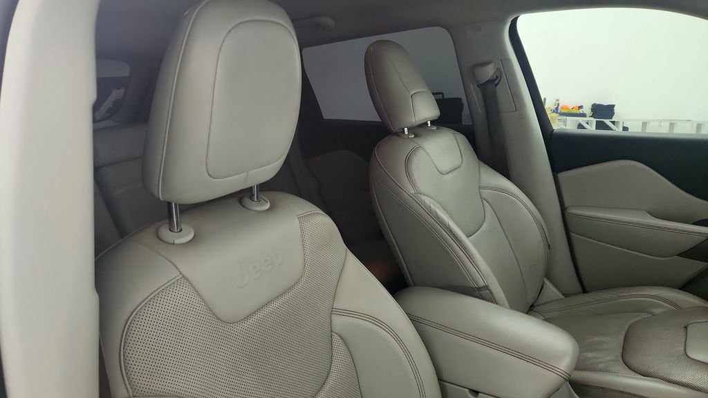 Used 2019 Jeep Cherokee Limited w/ Luxury Group FWD image 24