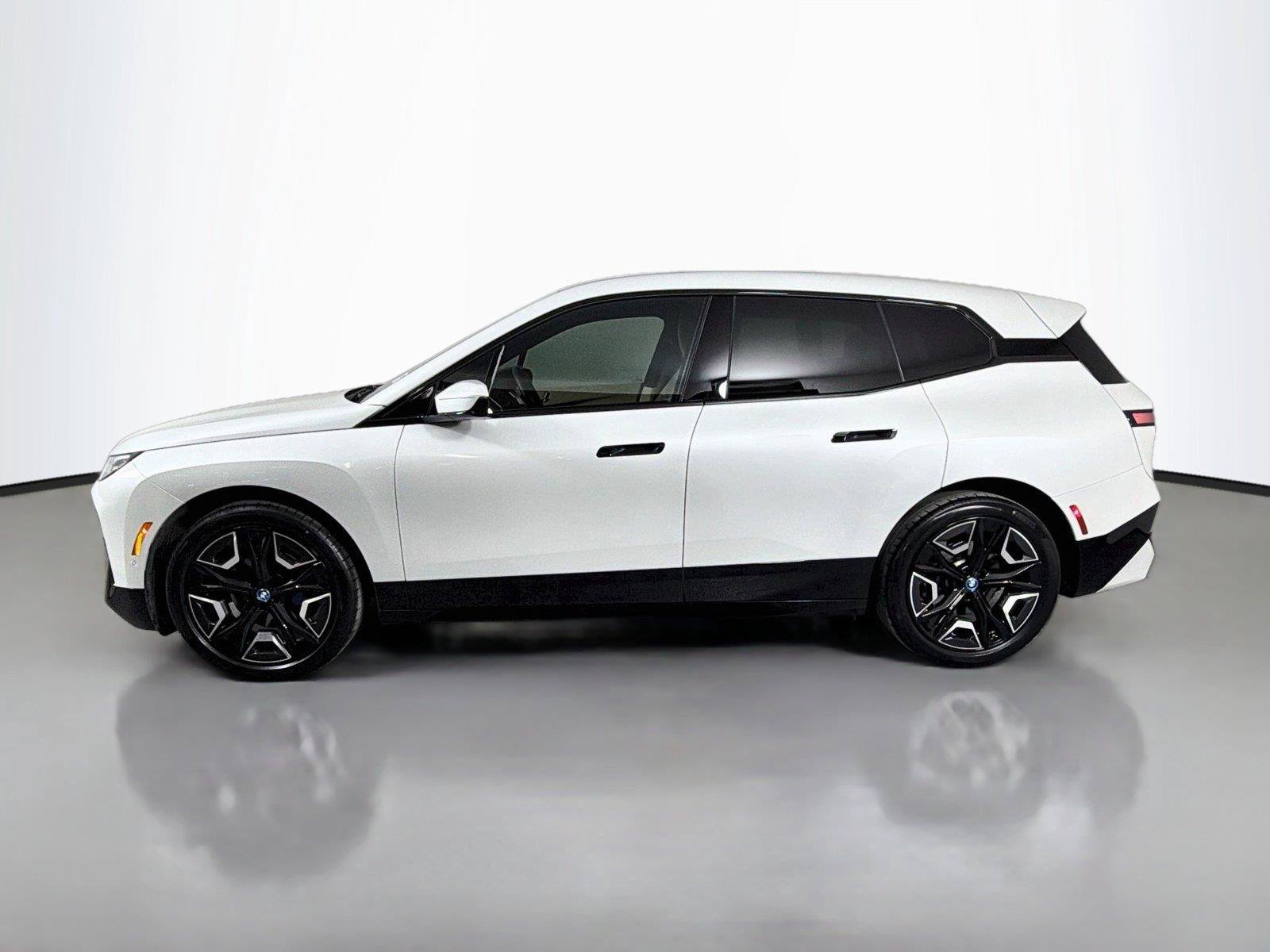 Used 2024 BMW iX xDrive50 w/ Sport Package AWD/4WD image 9