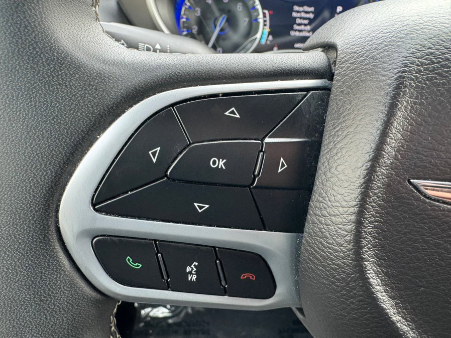 Used 2024 Chrysler Pacifica Touring-L image 17