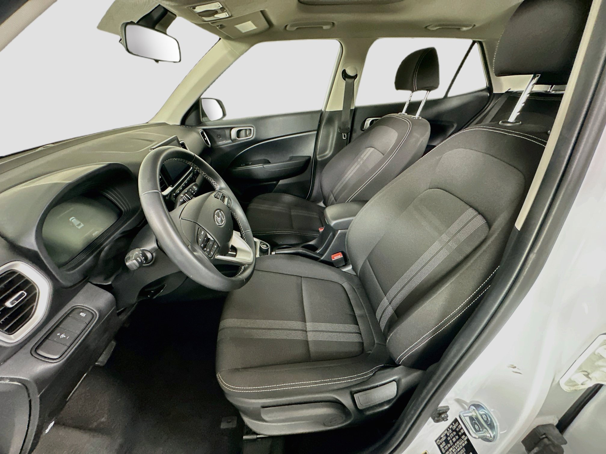 Used 2025 Hyundai Venue SEL FWD image 13