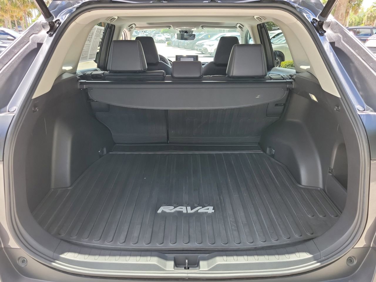 Used 2022 Toyota RAV4 XLE Premium image 7