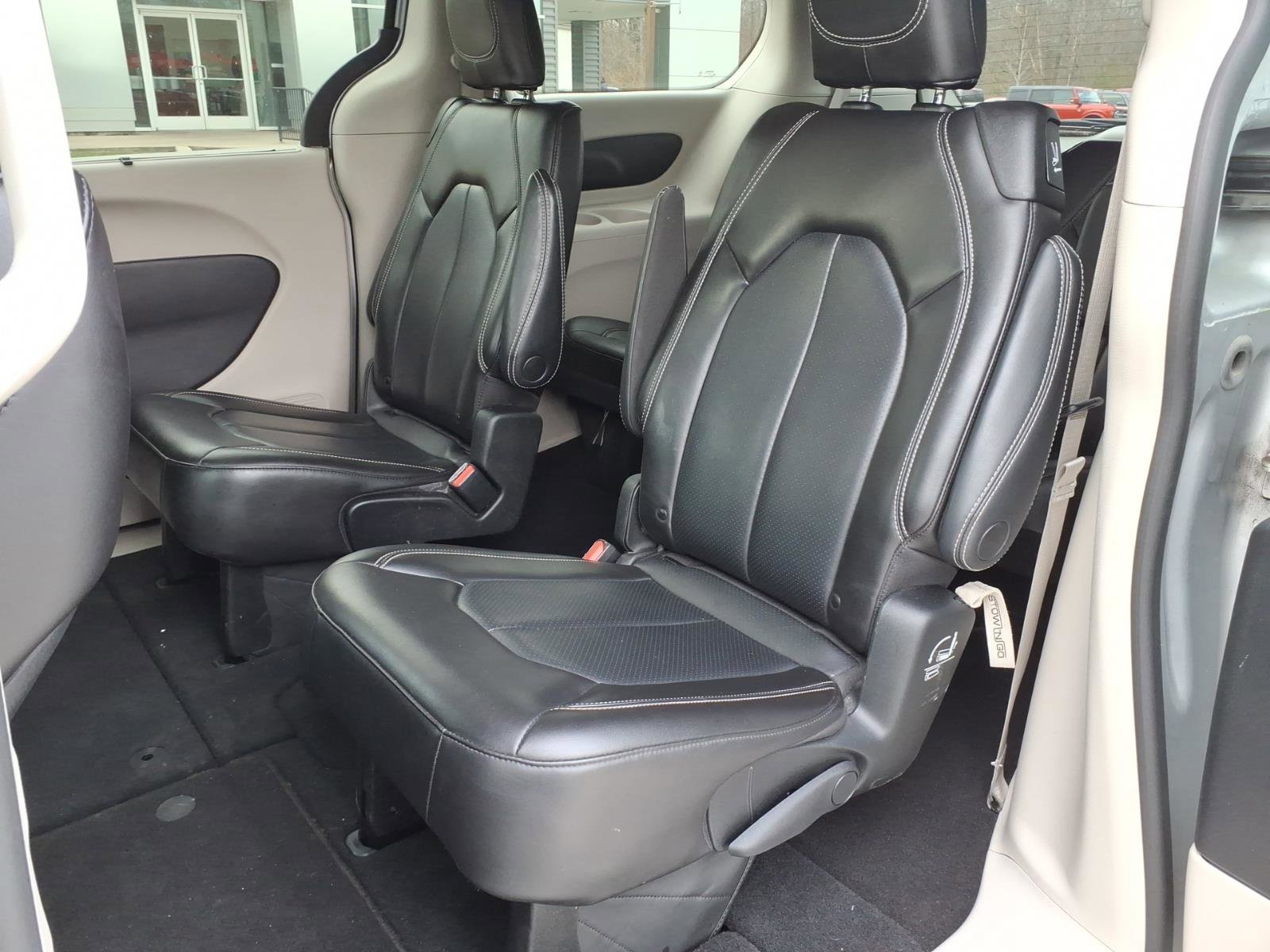 Used 2023 Chrysler Pacifica Touring-L image 13