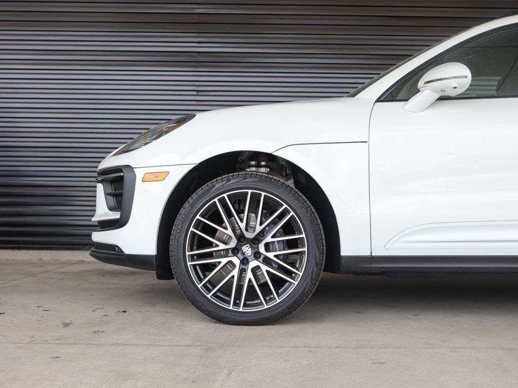 Certified 2025 Porsche Macan AWD/4WD image 11