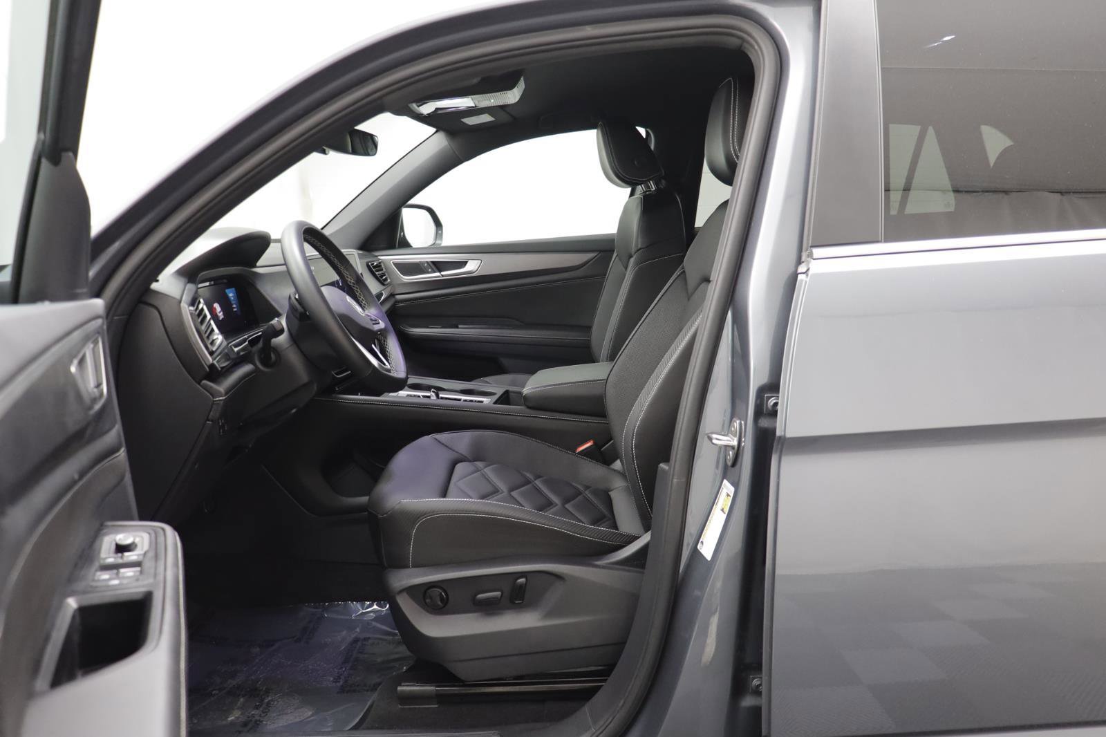 Used 2024 Volkswagen Atlas Cross Sport SE image 5