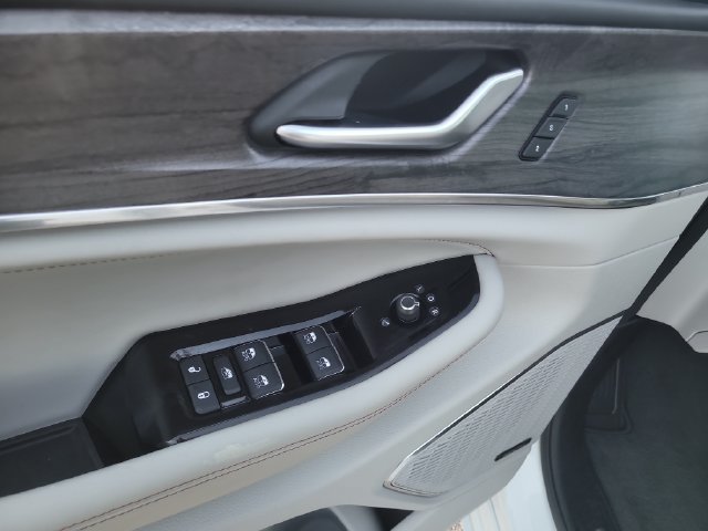 Used 2023 Jeep Grand Cherokee Overland AWD/4WD image 18