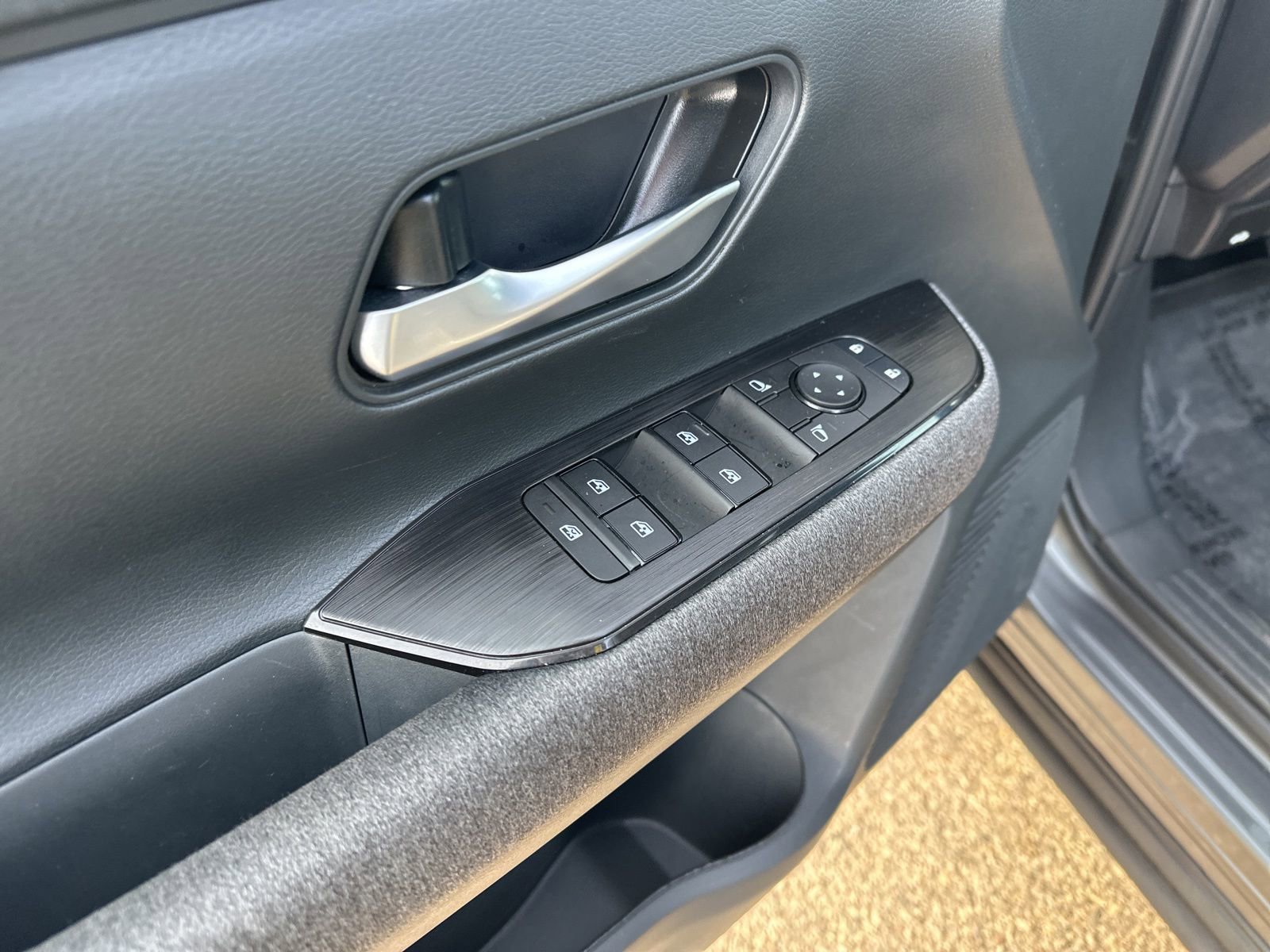 Used 2025 Nissan Kicks SV image 16