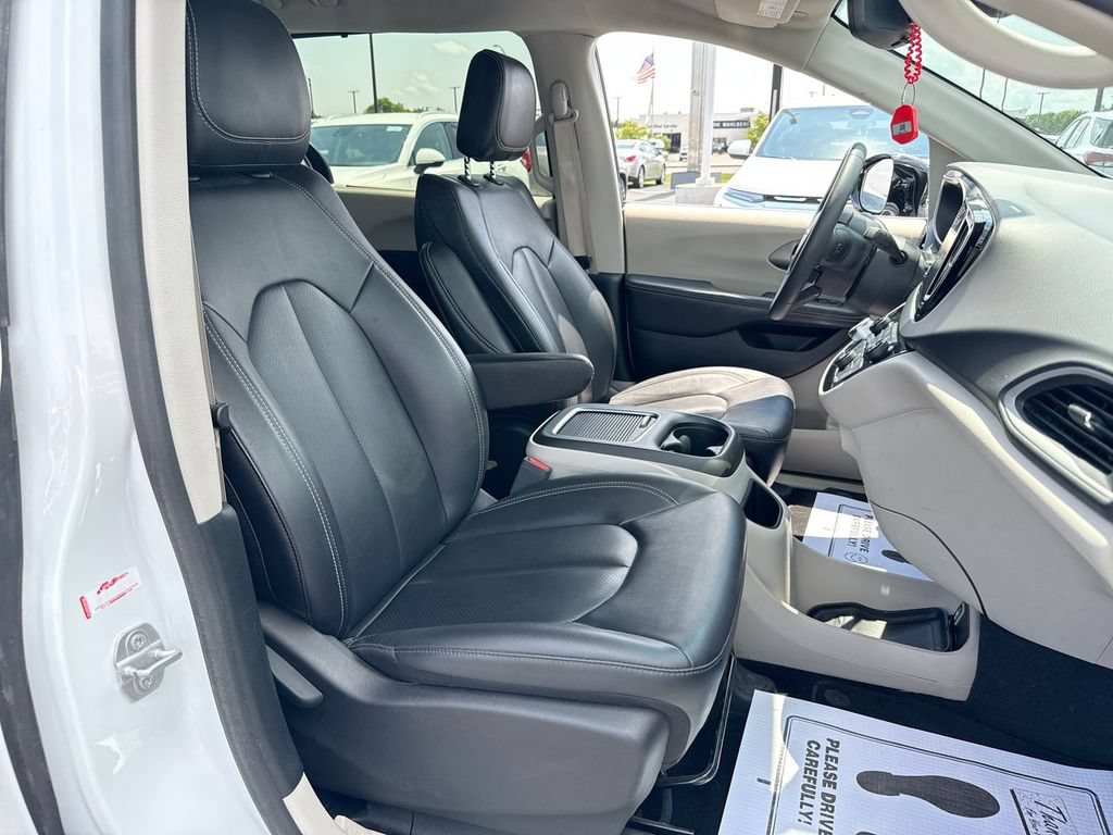 Used 2024 Chrysler Pacifica Touring-L FWD image 25
