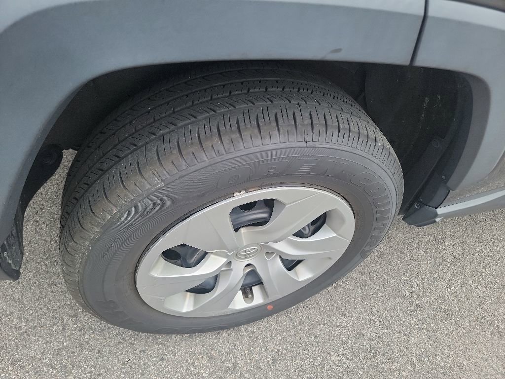 Used 2021 Toyota RAV4 LE FWD image 12