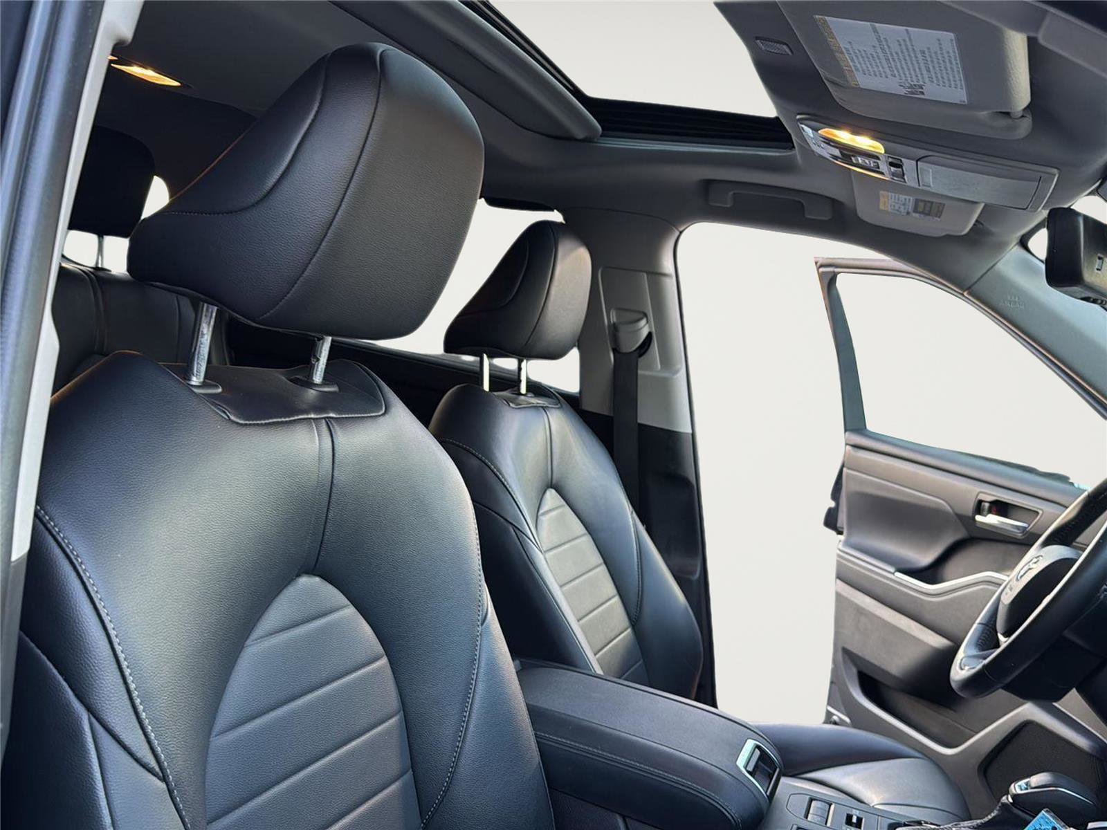 Used 2023 Toyota Highlander XLE image 29