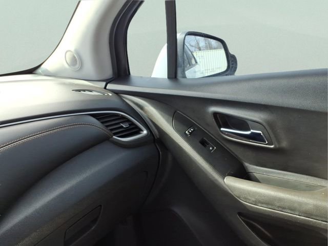 Used 2021 Chevrolet Trax LT w/ LT Convenience Package image 18