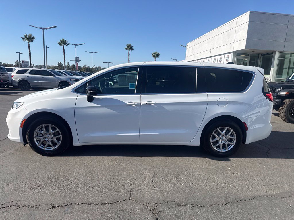 Used 2026 Chrysler Pacifica Select FWD image 4