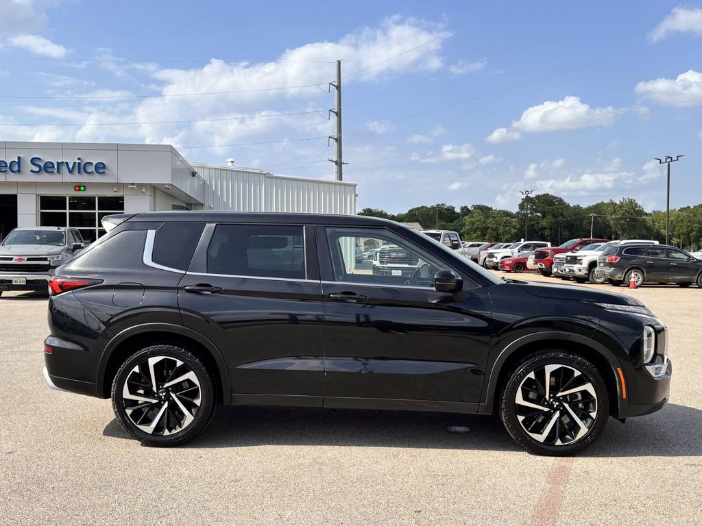 Used 2023 Mitsubishi Outlander SE FWD image 3