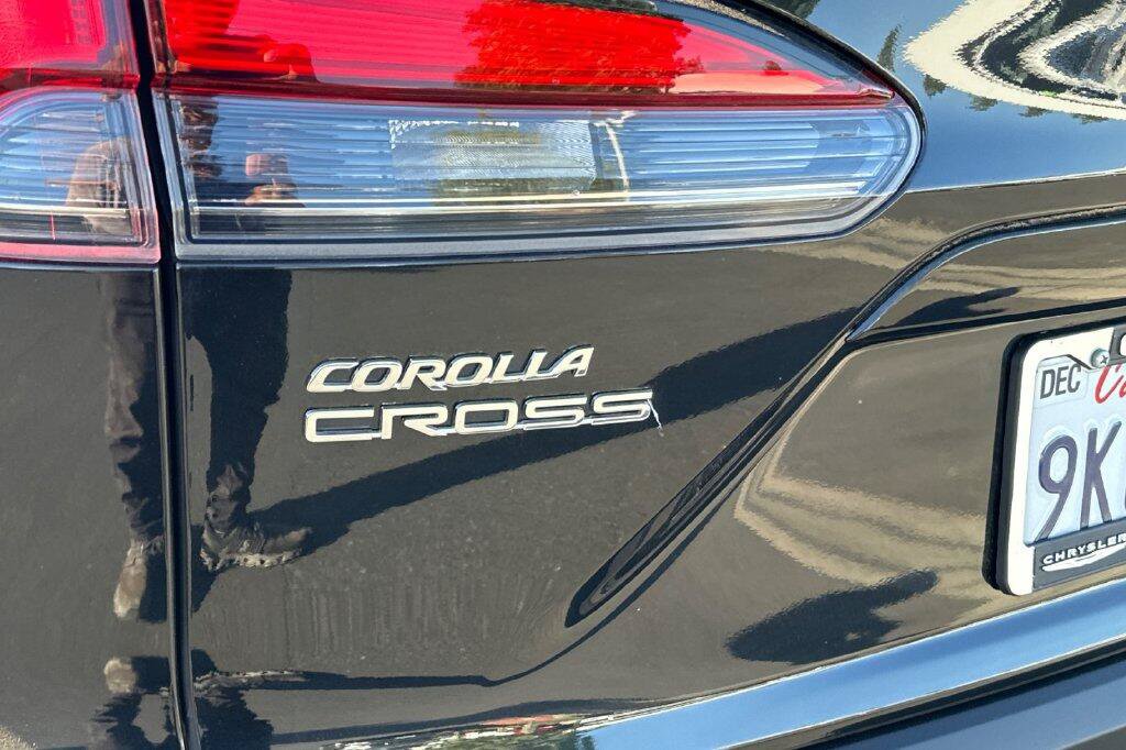 Used 2023 Toyota Corolla Cross XLE w/ Convenience Package FWD image 26