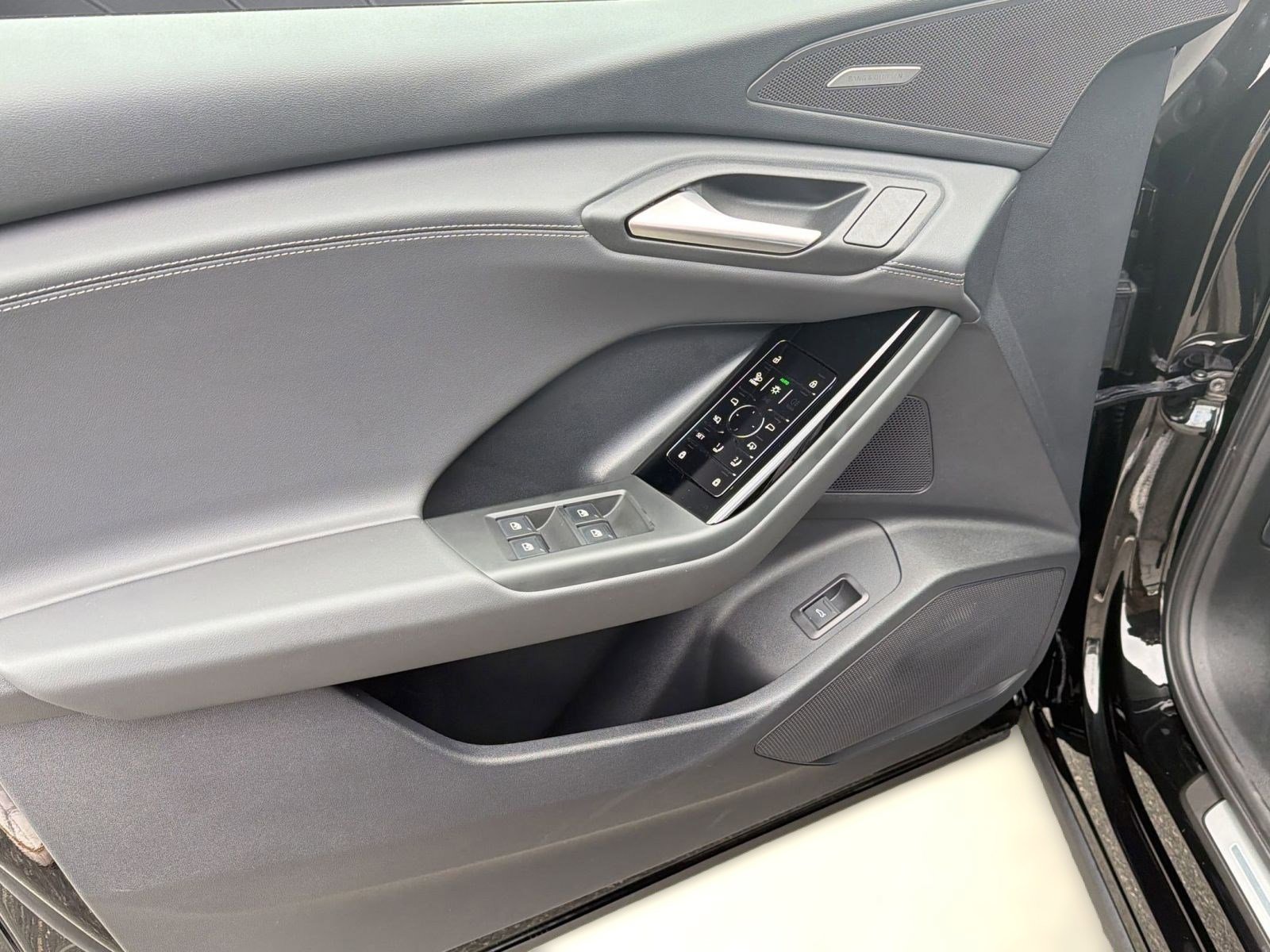 Used 2025 Audi Q6 e-tron Premium Plus w/ Premium Plus image 13